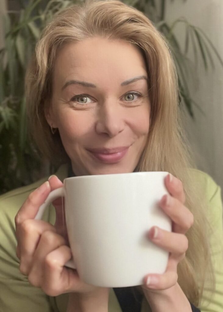 Vom Herzensbusiness zum Freiheitssbusiness Foto von Rika Cramer mit Kaffeetasse