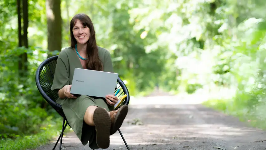 Lisa Kosmalla Online Business Mentoring Angebotsentwicklung - Frau im Stuhl mit Laptop im Wald